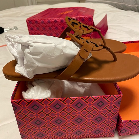 NEW Tory Burch Tan Leather Sandals with Iconic Medallion NEVER WORN - Picture 3 of 5